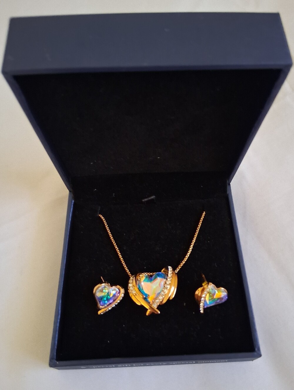 GOLD-TONE IRIDESCENT HEART PENDANT NECKLACE & EARRING SET